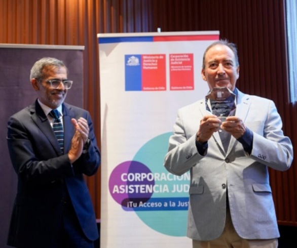 Ministro de Justicia y Corporación de Asistencia Judicial distinguen a Nelson Caucoto, destacado abogado y defensor de los derechos humanos