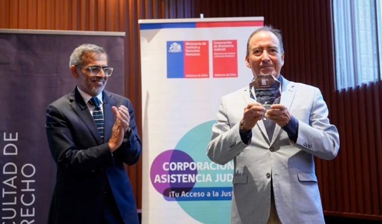 Ministro de Justicia y Corporación de Asistencia Judicial distinguen a Nelson Caucoto, destacado abogado y defensor de los derechos humanos