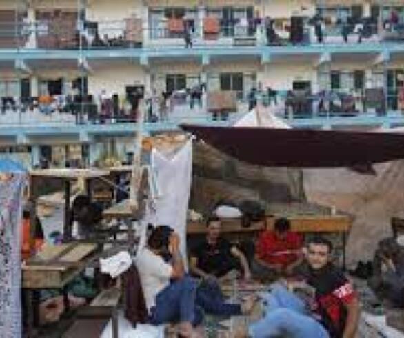 Palestinos denuncian bombardeo israelí con decenas de muertos contra colegio de la ONU en Gaza