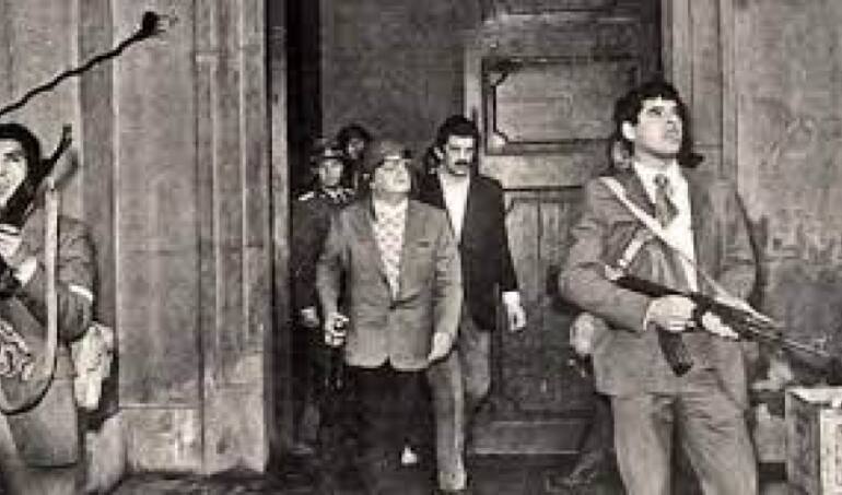 Corte Suprema aumenta penas a militares condenados por desaparición de excolaboradores de Allende detenidos en La Moneda
