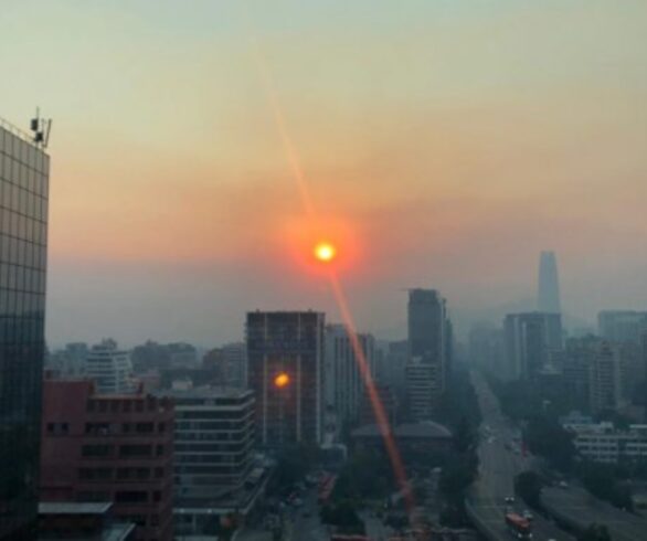 Descartan preemergencia ambiental para la Región Metropolitana por humo de incendio forestal de María Pinto