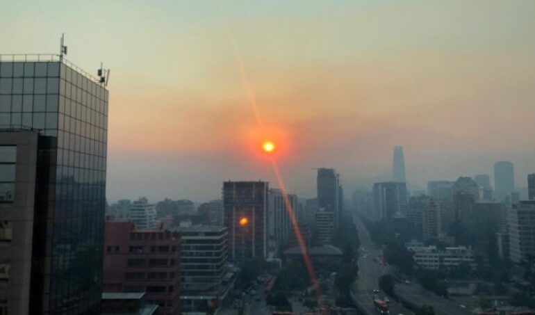 Descartan preemergencia ambiental para la Región Metropolitana por humo de incendio forestal de María Pinto