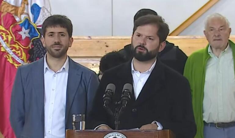 Gabriel Boric no responde preguntas de periodistas tras votar en el Plebiscito en Punta Arenas