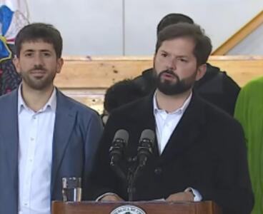 Gabriel Boric no responde preguntas de periodistas tras votar en el Plebiscito en Punta Arenas