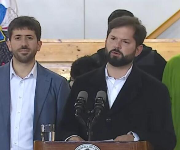 Gabriel Boric no responde preguntas de periodistas tras votar en el Plebiscito en Punta Arenas