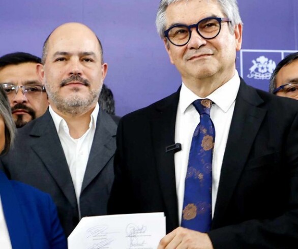 Gobierno alcanza acuerdo para reajustar sueldos en sector público: Incluye aumento de 4,3% y bonos y destacan que ningún trabajador público no ganará menos de $500 mil