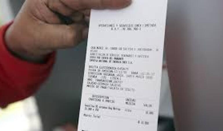 Sernac denuncia a 13 supermercados y tiendas de retail por exigir boletas a la salida de sus locales