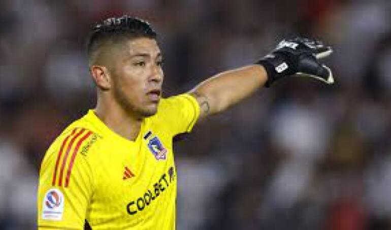 Arquero de Colo Colo y de la selección: Brayan Cortés ficharía por Vélez Sarsfield de su extécnico Gustavo Quinteros