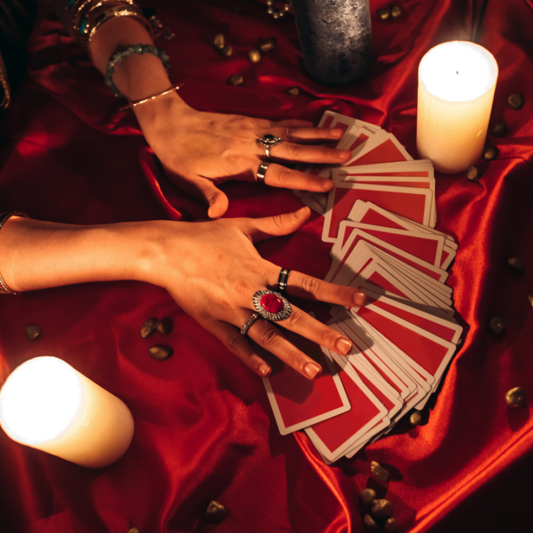 La amistad y la celebración: el significado del 3 de Copas en el tarot