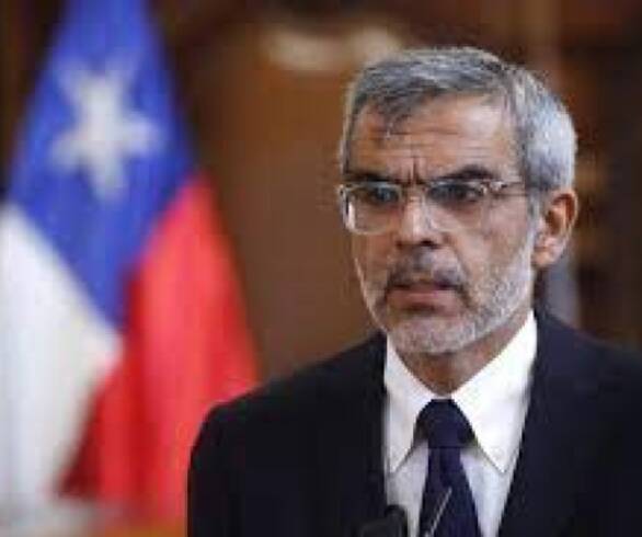 Ministro de Justicia dice que no hay imposibilidad legal para que general Yáñez ejerza su cargo pese a formalización
