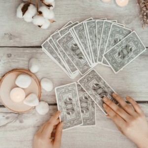 La carta del Tarot de la página de Espadas: confusión e inmadurez en el pensamiento